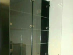 Дверки из прозрачного стекла с отверстиями под петли и ручки