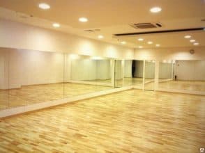 зеркало для танцевального зала, общий размер 1850х6000 с полированной
кромкой