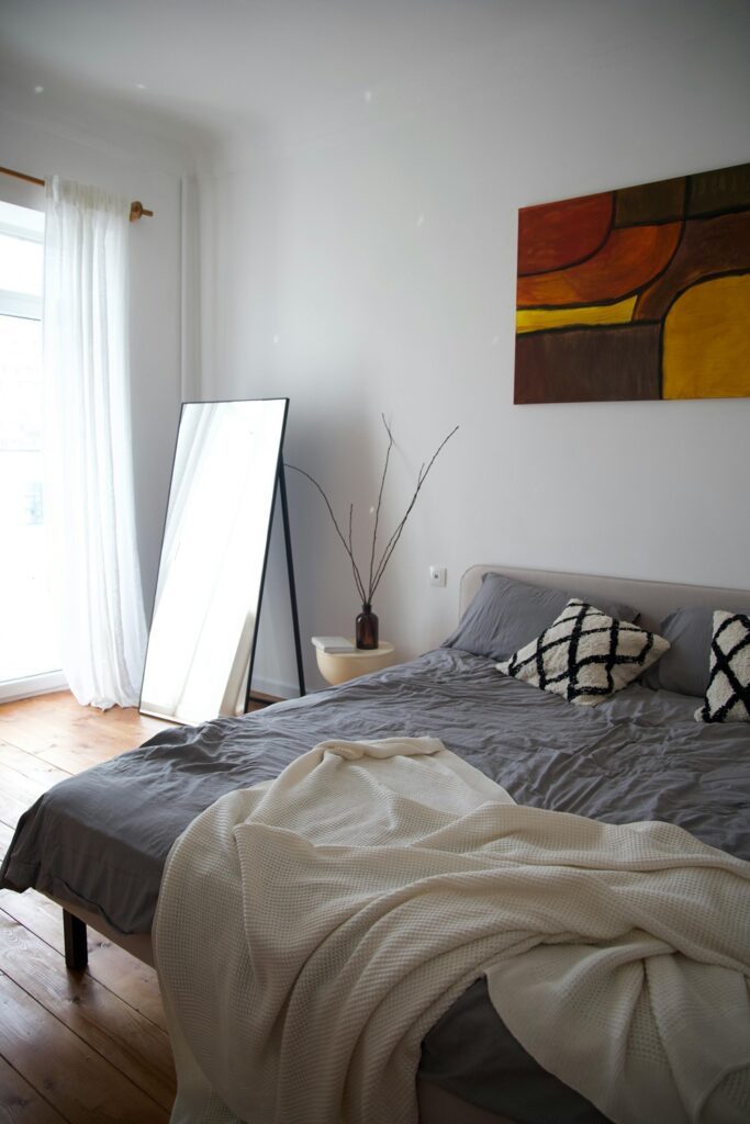 современная спальня ростовое зеркало возле окна